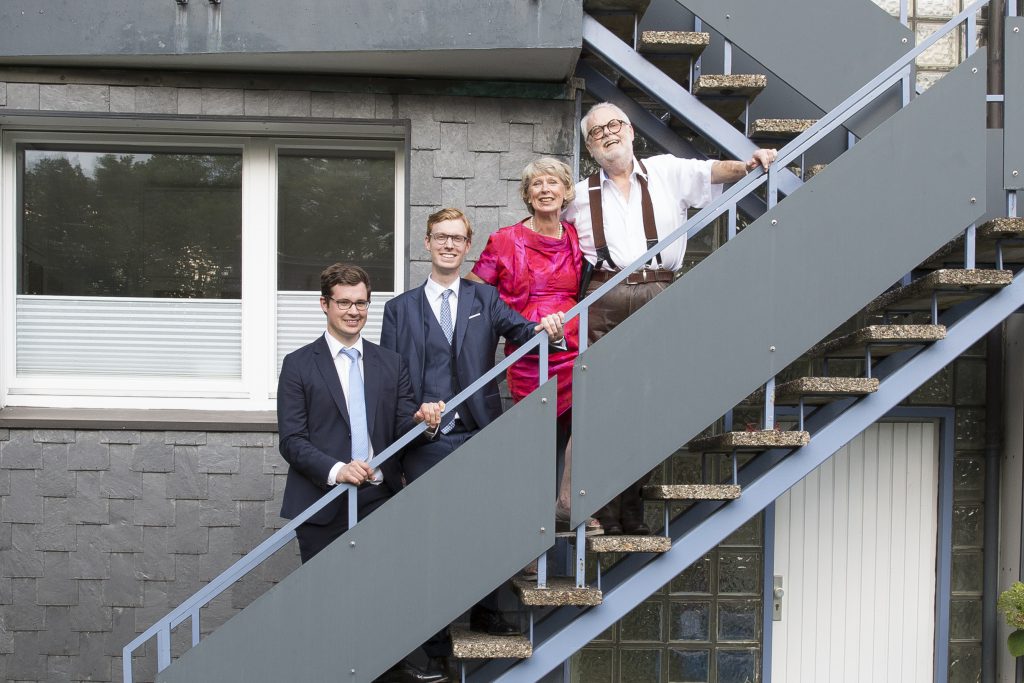 Zweite und dritte Generation der Praxis gemeinsam vor dem Praxisgebäude